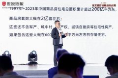 脚感要比硬质的地面更有弹性